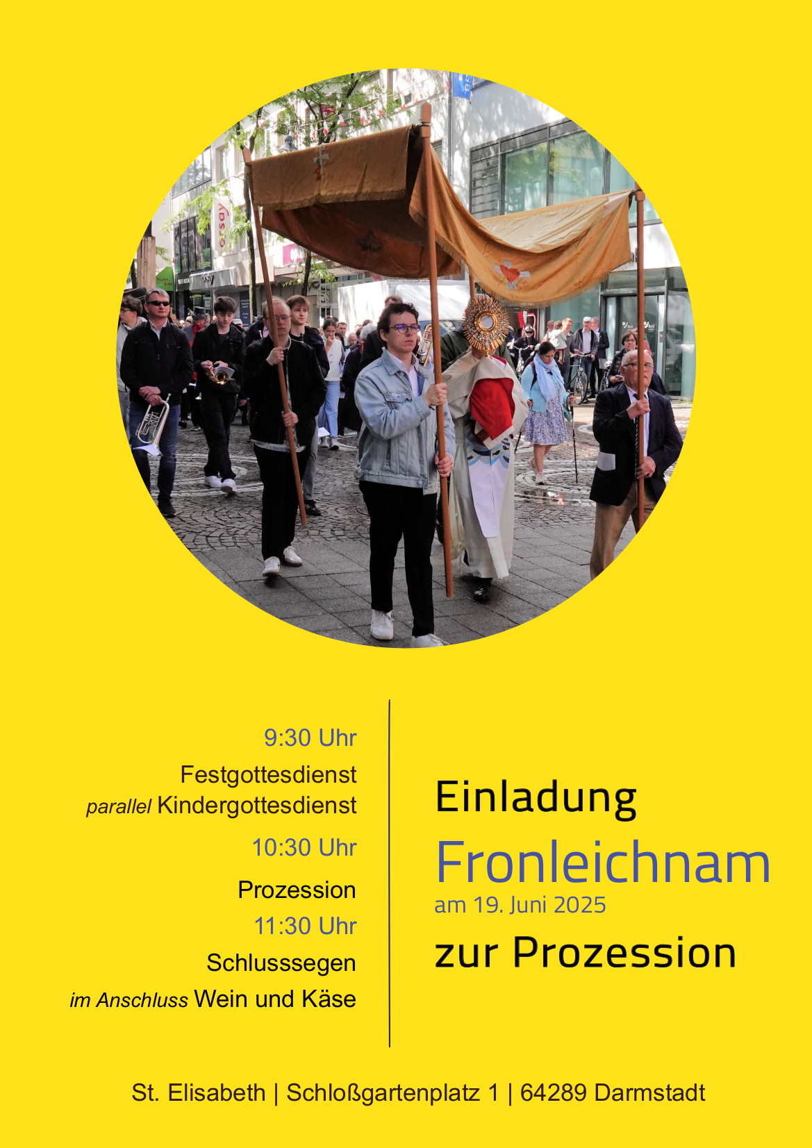 Einladung zur Fronleichnamsprozession. Das Bild zeigt einen Baldachin, der über dem Allerheiligsten getragen wird, während die Prozession durch die Darmstädter Innenstadt läuft.